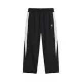 Pantalón deportivo Nike Air de corte recto, color negro con paneles laterales en color blanco. Cuenta con cintura elástica y logo de la marca en la parte superior delantera.