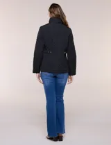 Campera matelaseada de color negro con diseño de rombos, cuello alto, cierre frontal completo y bolsillos laterales. Cuenta con presillas ajustables con hebilla metálica en la cintura.