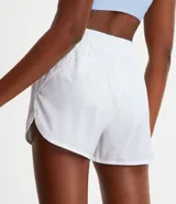 Short deportivo verde oscuro, modelo runner, con cintura elástica y pequeño bolsillo interior.