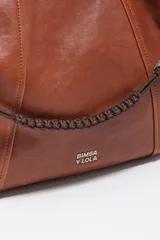 Bolso mediano de cuero marrón, tipo shopper, con detalles de cordones trenzados en la parte frontal y laterales, asa superior y logo plateado de la marca en la base.