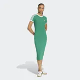 Vestido midi Adidas de corte ajustado, color verde, con mangas corta, cuello redondo blanco y las clásicas tres tiras blancas en los hombros.