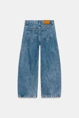 Jeans balloon leg de tiro medio y longitud al tobillo, con efecto lavado, cintura con trabillas, cinco bolsillos y cierre frontal con cremallera y botón.