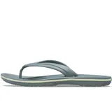Ojotas Crocband Flip de Crocs, color verde militar con una línea blanca en la entresuela. Diseño ligero con tira superior de TPU y plantilla con textura de masajes.