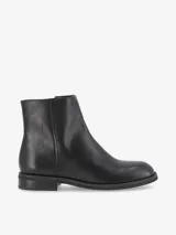 Botas de caña baja color negro, confeccionadas en cuero con punta redonda, taco bajo y suela de goma.
