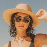 Lentes de sol Sunski Bernina con montura color caramelo y lentes marrones polarizados. Diseño de aviador vintage con detalles metálicos y bisagras de acero inoxidable.