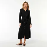 Vestido camisero largo negro con botones dorados, cinturón de lazo y abertura frontal.