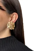 Aros de cristal con forma cuadrada y base metálica dorada con sistema de cierre a clip.