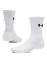 Medias deportivas tipo crew de Under Armour, confeccionadas en tejido de mezcla de algodón con paneles de malla para mayor transpirabilidad y amortiguación media en la planta del pie. Presentan el logo de la marca bordado en color negro sobre fondo blanco.