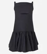 Vestido corto negro con escote cuadrado, breteles finos, corte a la cintura y falda balonê. Presenta un corte en el pecho y cierre con cremallera en la espalda.