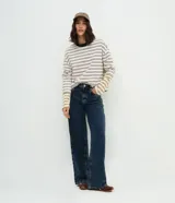 Blusa de corte oversize confeccionada en una mezcla de algodón y poliéster, con diseño de rayas horizontales. Presenta cuello redondo en color contrastante y mangas largas con caída relajada.