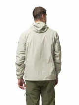 Campera rompevientos de nylon color gris, con capucha ajustable, cierre frontal completo, bolsillos laterales con cierre, puños elásticos y ruedo ajustable.