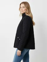 Campera acolchada negra con diseño capitoné de rombos. Posee cuello alto abotonado y cierre frontal oculto con botones a presión dorados. Incluye bolsillos delanteros con solapa y botones a presión dorados.