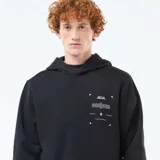 Buzo con capucha de color negro, confeccionado en tejido de felpa, con diseño de estampado gráfico minimalista en el pecho y puños acanalados.