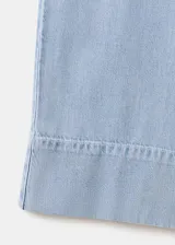 Mono largo de denim suave celeste, sin mangas, con cuello redondo, tirantes finos y pantalón de corte recto y holgado.