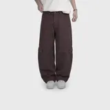 Pantalón tipo cargo de corte baggy oversize, color marrón, confeccionado en denim de algodón. Presenta bolsillos laterales con solapa y cierre frontal con botón y cremallera.