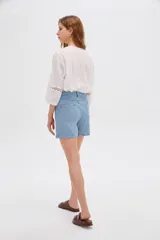 Short de jean de tiro alto y diseño ancho, con estampa de rayas sutiles.