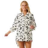 Camisa blanca con estampado abstracto en negro, de corte recto y mangas largas.