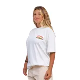 Remera blanca de manga corta con estampado frontal que dice "G'DAY MATE! La Isla..." en colores naranja y amarillo.