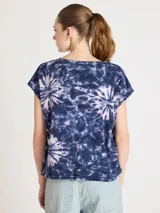 Remera de algodón y lino verde con estampa tie-dye, cuello en V y mangas cortas con hombros caídos.