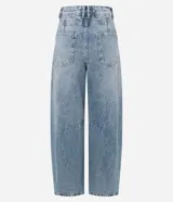 Pantalón de jean con corte barrel, de tiro medio y piernas anchas. Presenta un lavado marmorizado, trabillas en la cintura, cierre frontal con botón y cremallera, bolsillos funcionales y recortes decorativos en las rodillas.