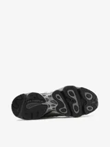 Zapatillas New Balance modelo M1000EGR, color plata y negro, con capellada de malla y revestimientos sintéticos. Cuentan con amortiguación ABZORB en el talón, Stability Web en el antepié, detalles reflectantes y logo 'N' engomado con contorno transparente.