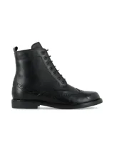 Borcego acordonado de cuero napa color negro con detalles perforados estilo Oxford en la puntera y los laterales, taco bajo y suela de TR.