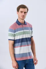 Remera polo de jersey de algodón con diseño de rayas horizontales multicolor, cuello y puños en azul marino, cierre frontal con botones y pequeño logo bordado en el pecho.