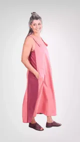 Vestido midi de lino y algodón, de color rosado con paneles laterales en tono bordó, tirantes anchos con detalle de botones y bolsillos laterales.