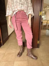 Jean Liberty de tiro alto y calce mom fit color rosa, con costuras en contraste y cinto incorporado.
