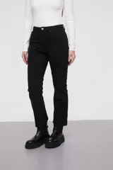 Pantalon jean de corte flare, tiro medio, con ruedo desflecado y cierre frontal con botón y cremallera.