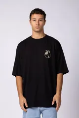 Remera negra de corte oversize con estampa pequeña en el pecho que representa un disco de vinilo con la inscripción Vinyl Up.