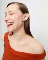 Par de aros de botón plateados con cristal facetado verde.