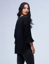Blusa negra texturada de poliéster y elastano, con mangas 3/4 acampanadas y cuello redondo.