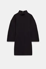 Vestido corto de tejido de punto elástico con cuello alto, manga larga y cierre posterior con cremallera.