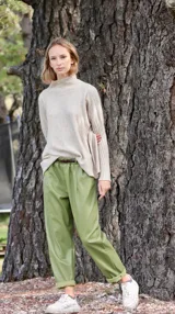 Pantalón babucha color marrón de cuerina con bolsillos laterales y cintura elastizada con cinturón de cordón ajustable.