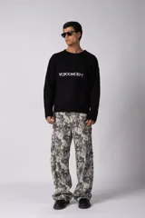 Sweater de punto acanalado color negro, con cuello redondo y mangas largas. Presenta el logo VCPCONCEPT bordado en el pecho en color blanco.