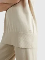 Túnica color beige de punto con cuello en V y sisas amplias.