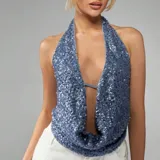 Top halter de lentejuelas color azul, con escote profundo y diseño drapeado en la parte inferior.