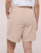 Short de algodón color celeste con sutiles rayas blancas, de silueta holgada, pierna recta y pretina fruncida con elástico y cordón de ajuste.