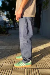 Pantalón de jean azul oscuro con corte baggy y calce relajado. Presenta cinco bolsillos clásicos y costuras reforzadas en tono contrastante.