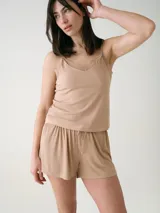 Short de tejido rib color gris melange, con cintura elastizada y cordón ajustable con moño frontal.