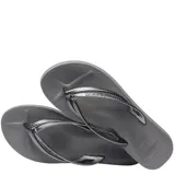 Sandalias tipo ojotas Havaianas modelo Slim, color gris oscuro, con tiras finas texturizadas y suela de goma con diseño antideslizante.