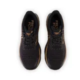 Championes de running New Balance Fresh Foam X 1080v12, color celeste con detalles en negro y verde flúor.