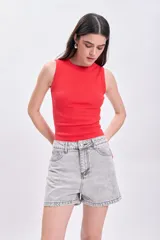 Short de jean gris claro, de tiro alto y corte clásico, con bolsillos delanteros y traseros.