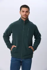 Campera polar de abrigo azul marino, con cuello alto, cierre frontal y bolsillos laterales y en el pecho con cierre.