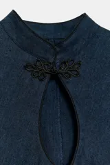 Vestido corto de denim azul con cuello mao, cierre tipo alamar en el pecho, mangas cortas abullonadas y fruncido lateral.