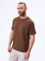 Remera de manga corta color marrón, con textura acanalada sutil y corte clásico.