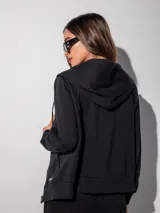 Canguro azul marino con capucha, cierre frontal y bolsillos tipo canguro.