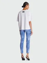 Remera blanca de algodón con estampado de la marca Balmain, con el logo y un beso rojo.