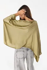 Blusa de algodón azul marino con escote en V, mangas murciélago amplias y diseño corto de corte asimétrico.